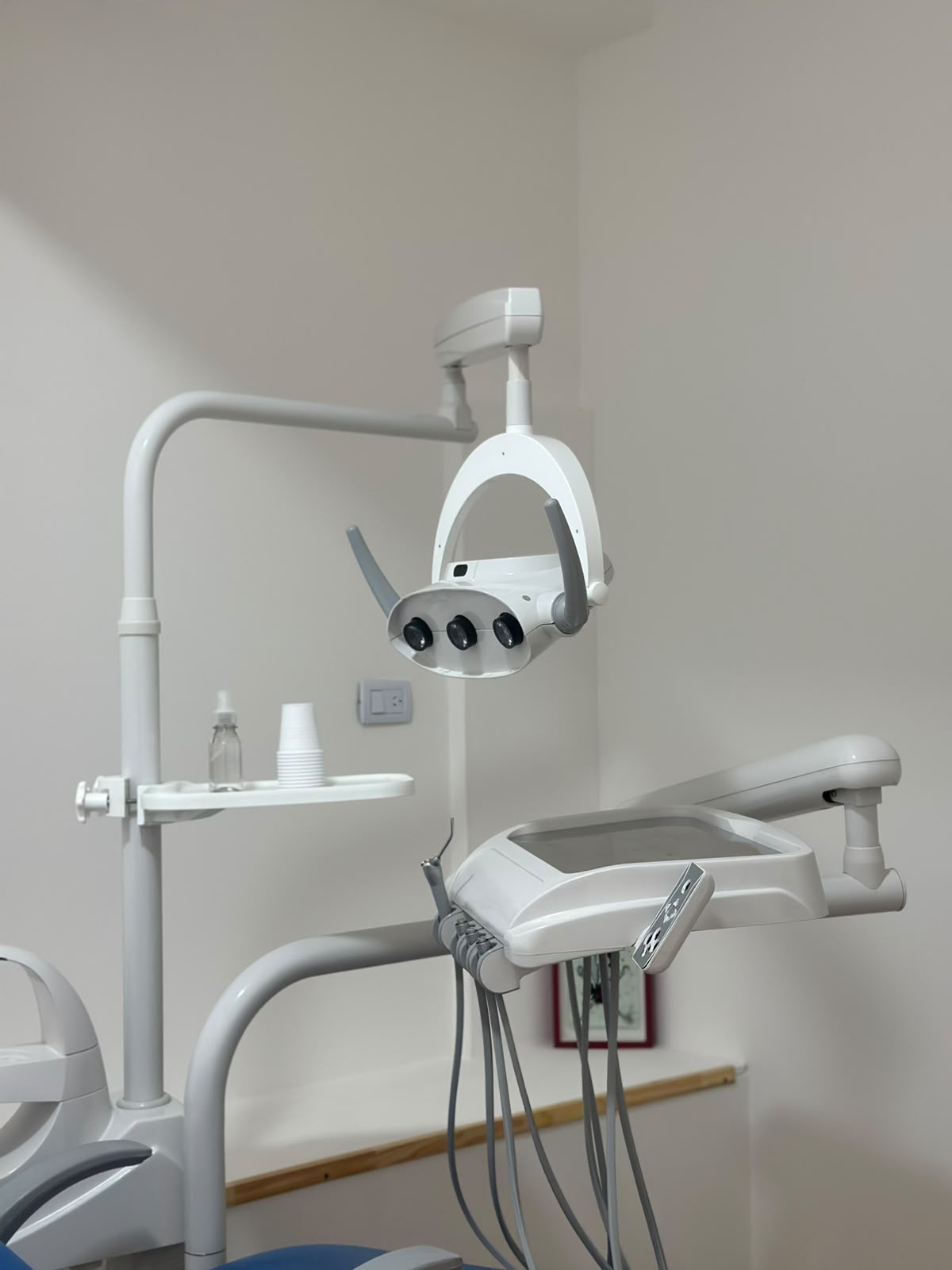 Pasillo y diplomas del consultorio Dental Axis